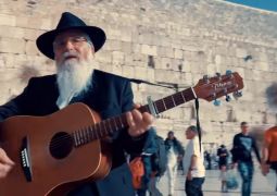הזמר החבד"י בן ה-70 בסינגל-קליפ מרהיב: הגיע זמן גאולתכם! • לצפייה